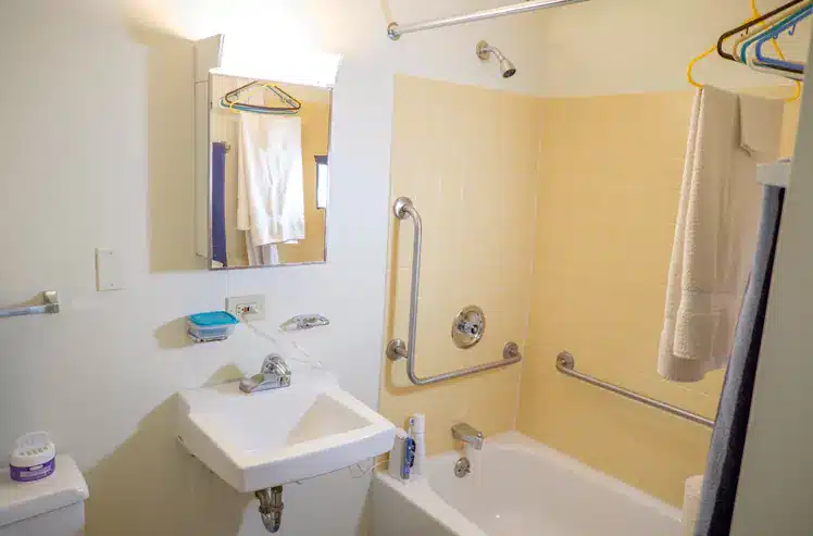 joliet-senior-apartment-bathroom